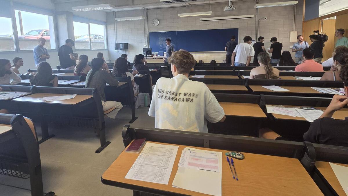 Estudiantes a punto de comenzar las pruebas de acceso a la universidad, este pasado junio.