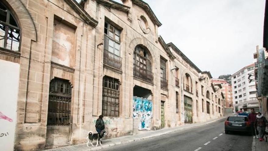Imagen de la fachada de la antigua Fundición Miró, una de las naves que podrían servir para acoger el evento.