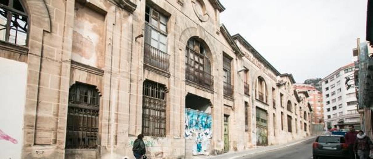 Imagen de la fachada de la antigua Fundición Miró, una de las naves que podrían servir para acoger el evento.