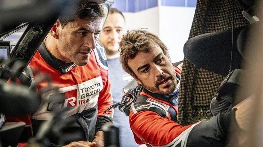 Fernando Alonso se topa con una zanja en el rally de Marruecos