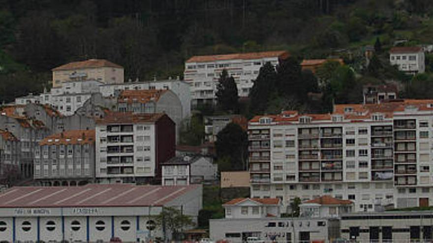Vista del muelle de Pontedeume. Al fondo, el monte Breamo. / carlos pardellas