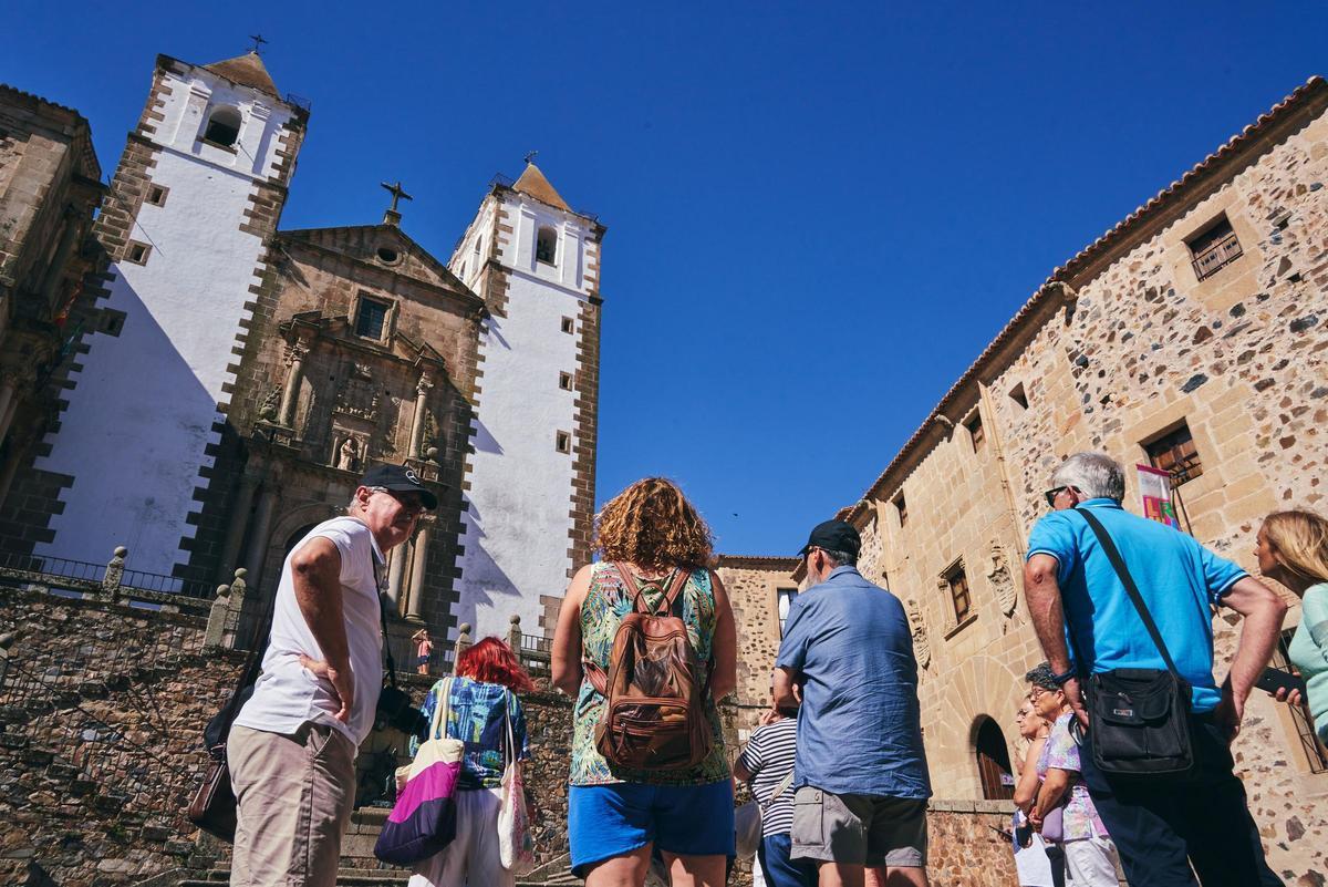 Turistas en la plaza de San Jorge.