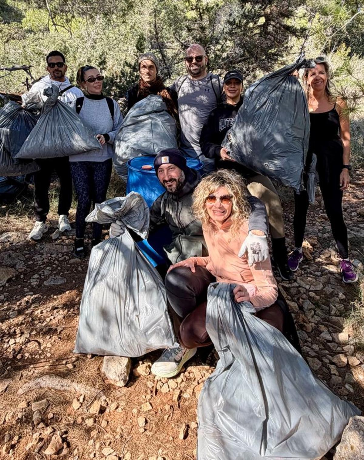 Ibiza Hike Station retira entre 200 y 300 kilos de residuos en dos calas escondidas de la isla