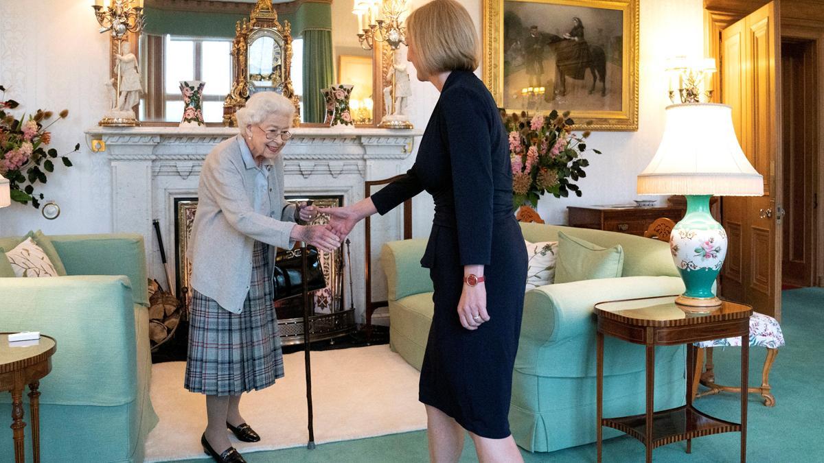 Preocupación por el estado de salud de la reina Isabel II de Inglaterra. En la foto, recibiendo a Liz Truss, en su última aparición pública.
