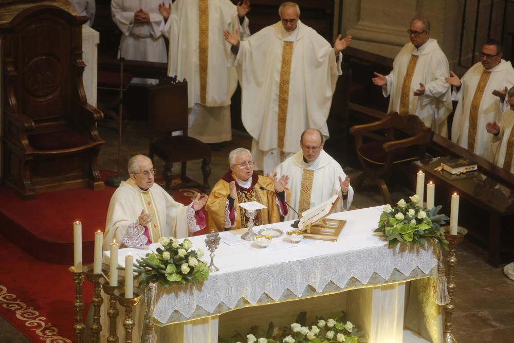 La Concatedral ha acogido hoy la solemne misa, presidida por el obispo Jesús Murgui, con motivo de San Nicolás, patrón de Alicante, según la organización.