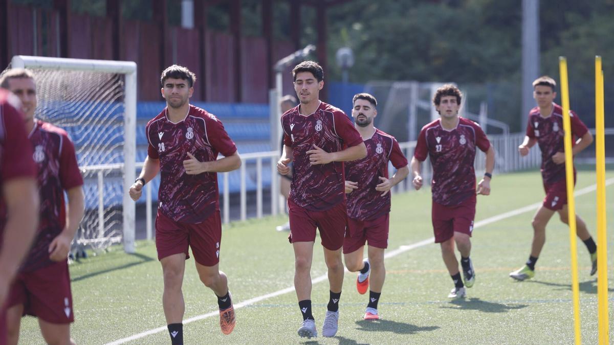 Seba Flores, el segundo por la izquierda, durante un entrenamiento de la pretemporada del Avilés