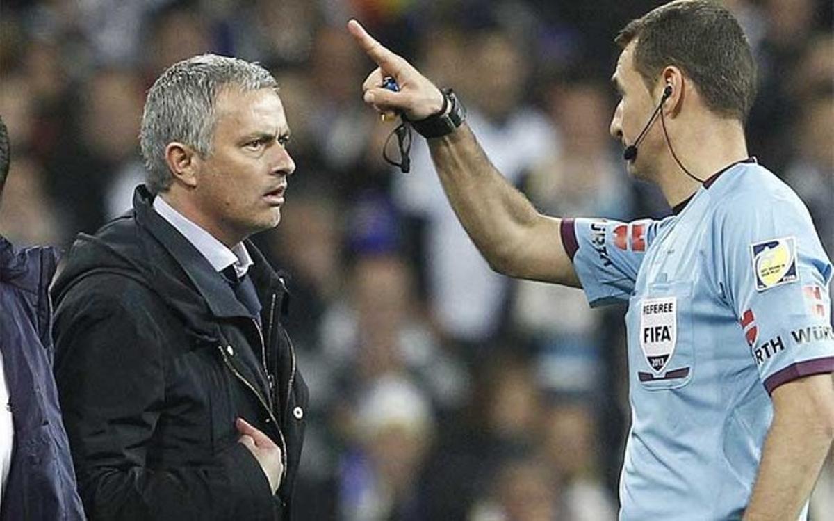 Clos Gómez en el momento de expulsar a Mourinho