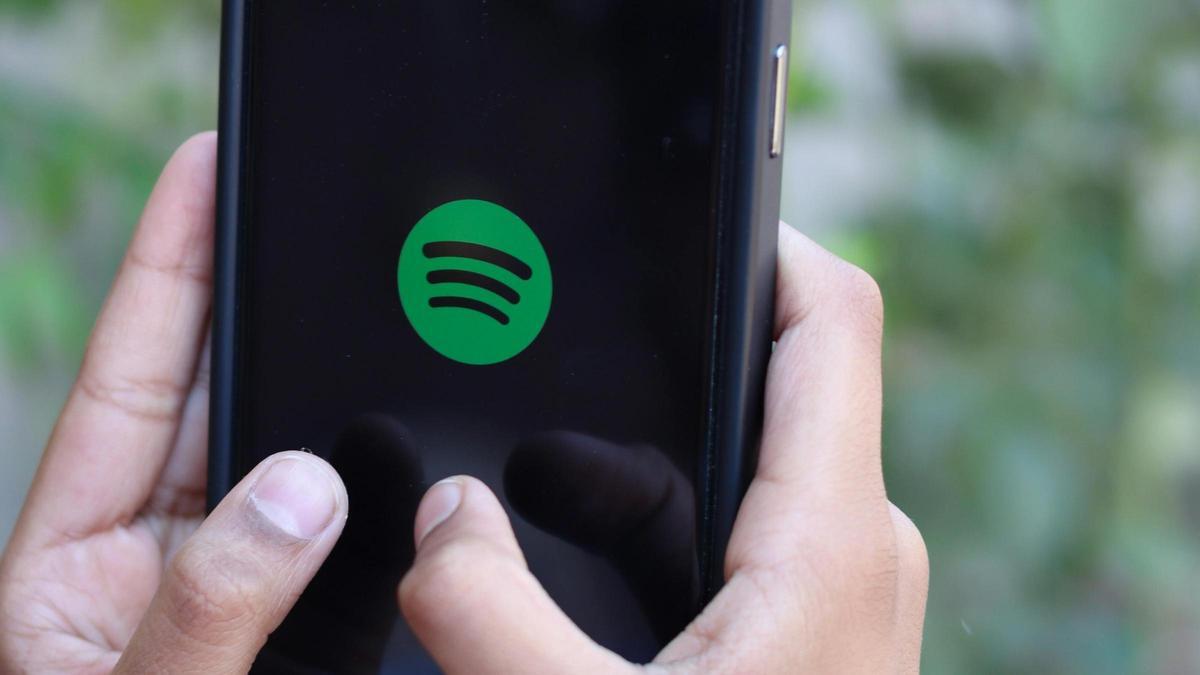 Persona abriendo la aplicación de Spotify