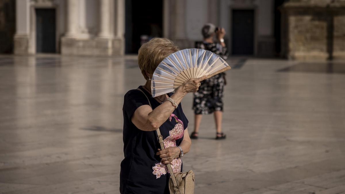 Una mujer se protege del calor con un abanico, este agosto en la plaza del Pilar de Zaragoza.