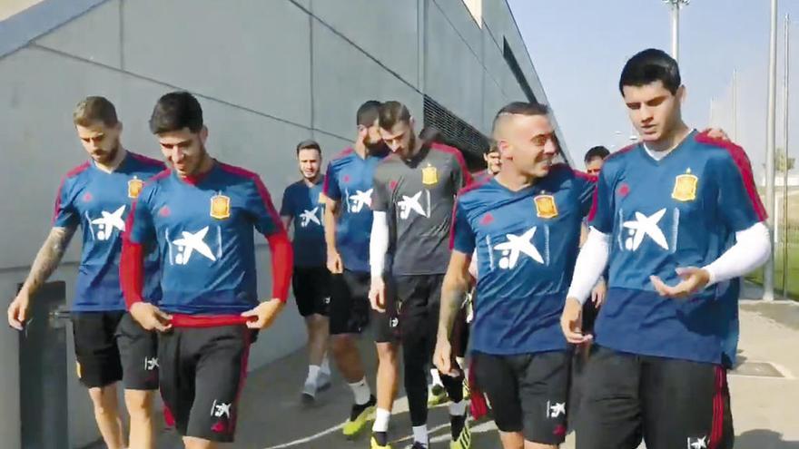 Aspas abraza a Morata, mientras se dirigen al entrenamiento de ayer con la selección en Las Rozas. // RFEF