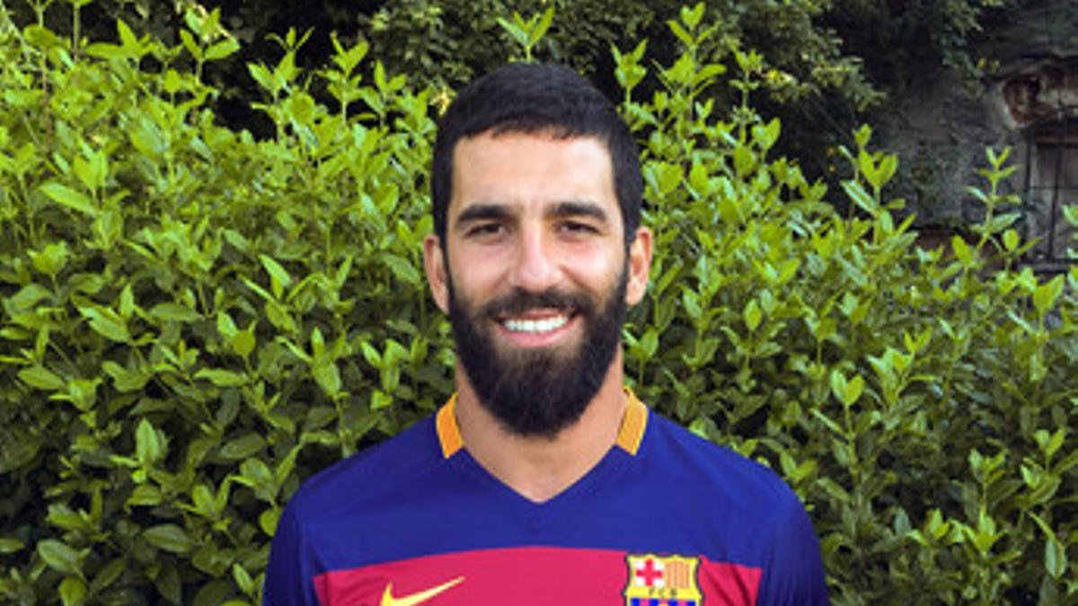 Arda Turan, con la camiseta del Barça de la nueva temporada