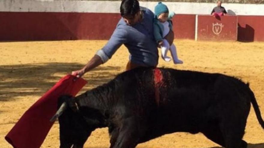 Fran Rivera con su hija de cinco meses, una imagen que ha desatado la polémica en las redes sociales.