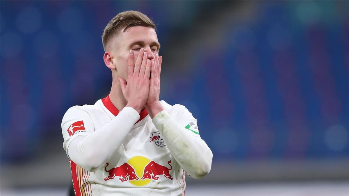 Dani Olmo se lamenta tras una ocasión fallada con el Leipzig