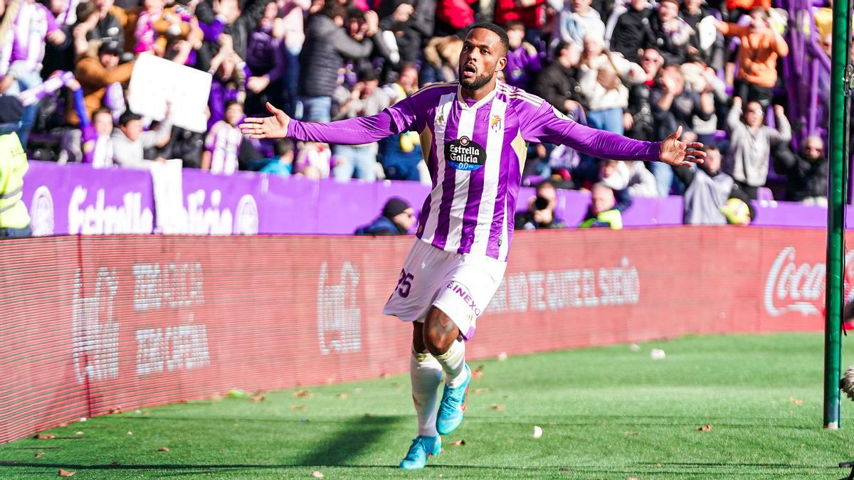 Cyle Larin celebra un gol con el Valladolid.