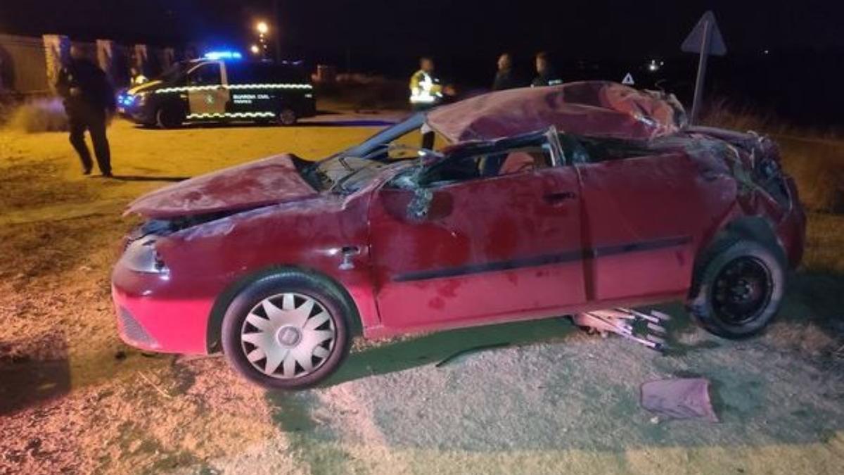 El coche, destrozado tras el siniestro vial en Sucina.