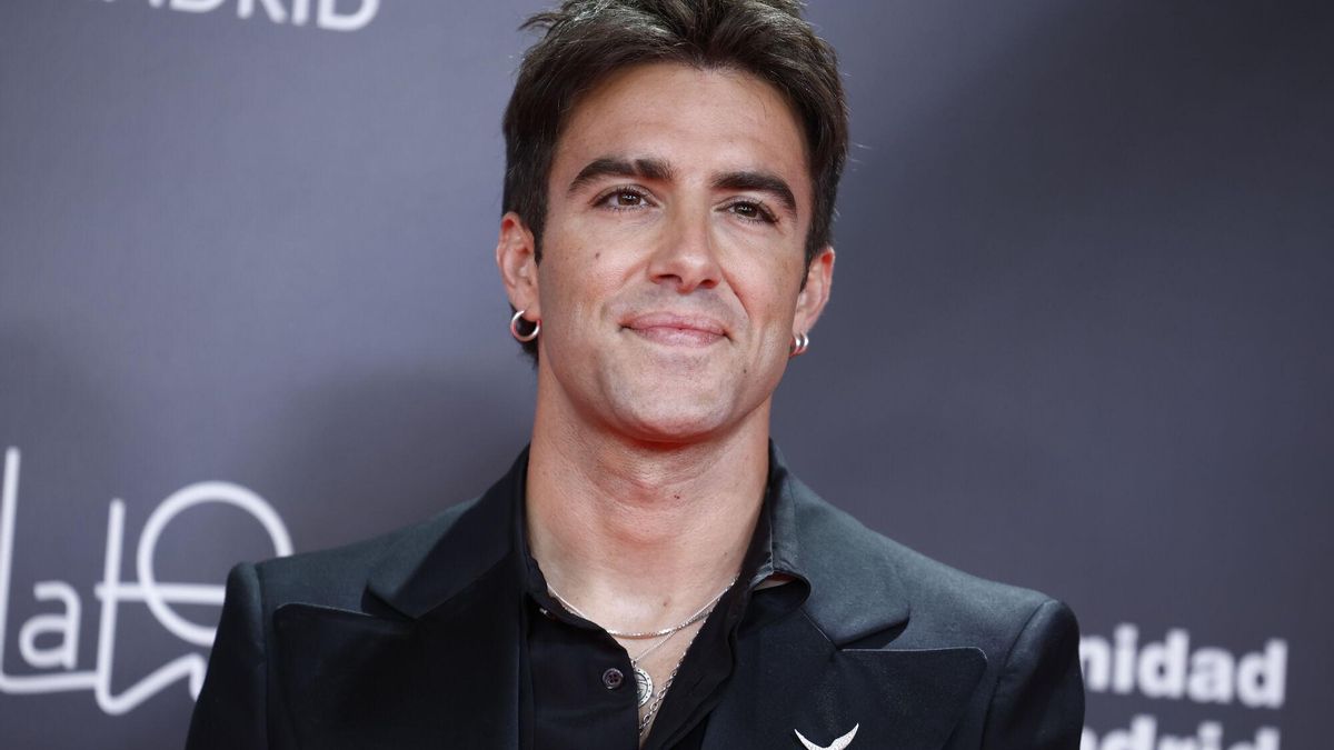 El cantante español Álvaro de Luna posa en el photocall previo a la entrega de los Premios Platino.