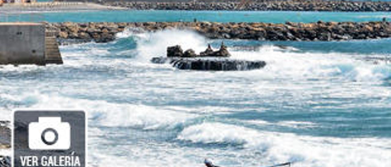 Pozo Izquierdo trata de atraer regatistas de surf y turismo de piscinas naturales