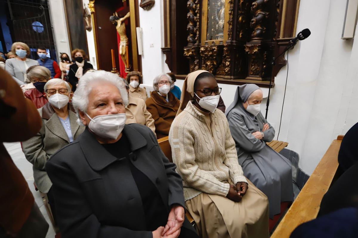 Fieles asistentes a la misa de Viernes de Dolores.