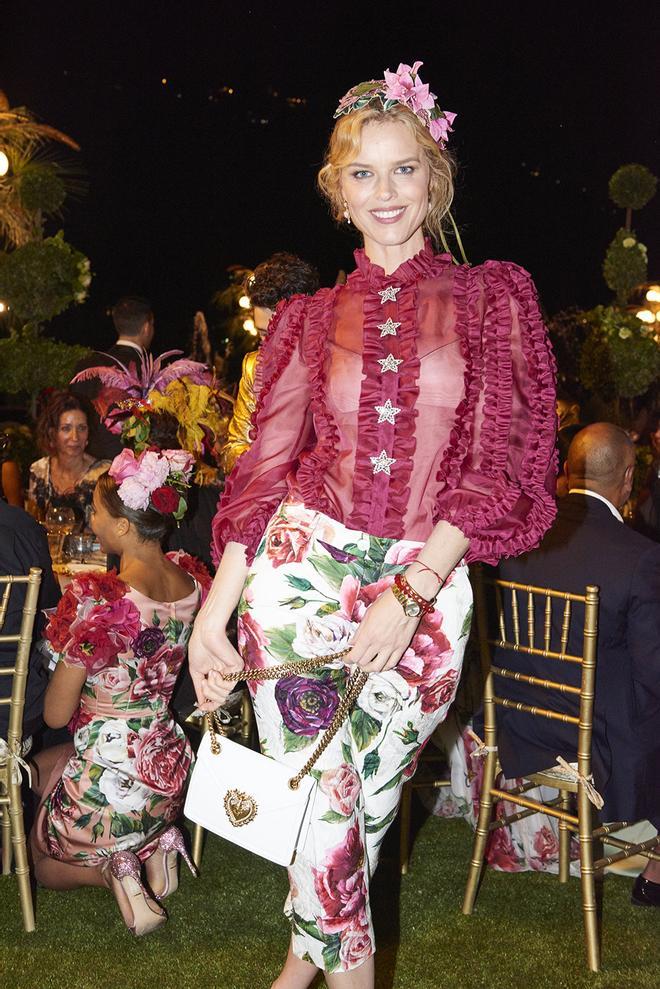 Eva Herzigova ha sabido cerrar su 'outfit' con el bolso de Dolce&amp;Gabbana