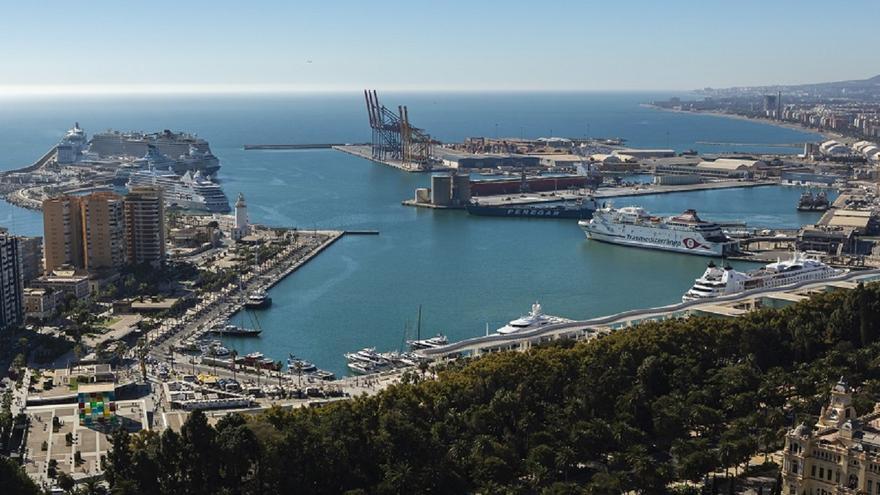 El agua en barcos empezará a llegar a finales de junio al Puerto de Málaga, si la lluvia no reduce la sequía
