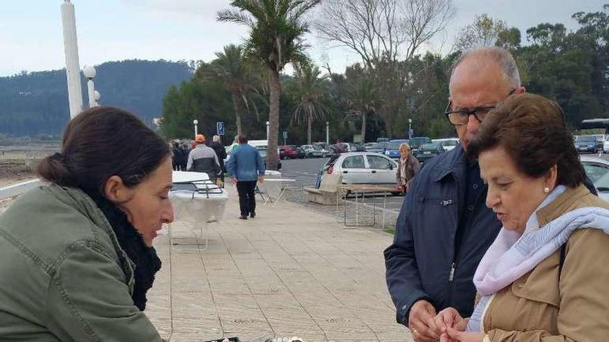 Turistas en la isla de A Toxa. // FdV