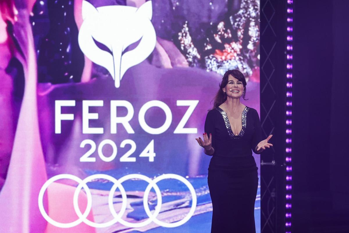 La actriz Silvia Marsó entrega el Feroz de Honor.