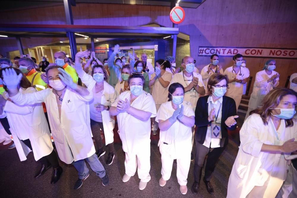 Homenaje de Policía, Guardia Civil y Bomberos al personal sanitario del HUCA