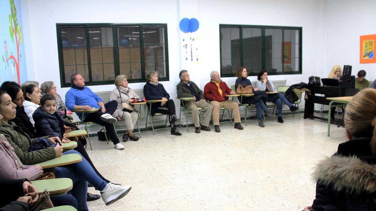 Imagen de archivo de una reunión municipal con representantes de asociaciones locales