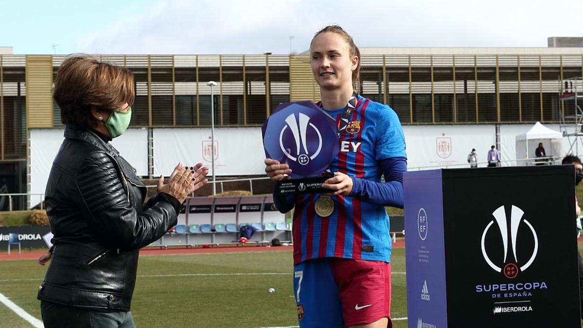 Caroline Graham con el premio a la Mejor Jugadora de la Supercopa