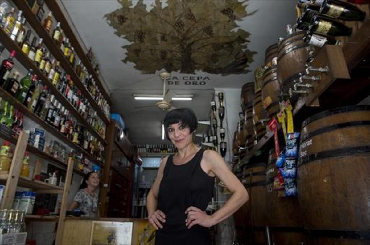 La il·lusionista Silvana Gordiola, al celler La Cepa de Oro, que té al costat de casa, al barri de Can Baró.