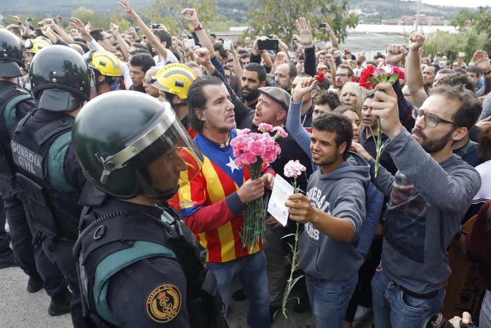 Guàrdia Civil i Policia Nacional desallotgen amb violència col·legis electorals gironins