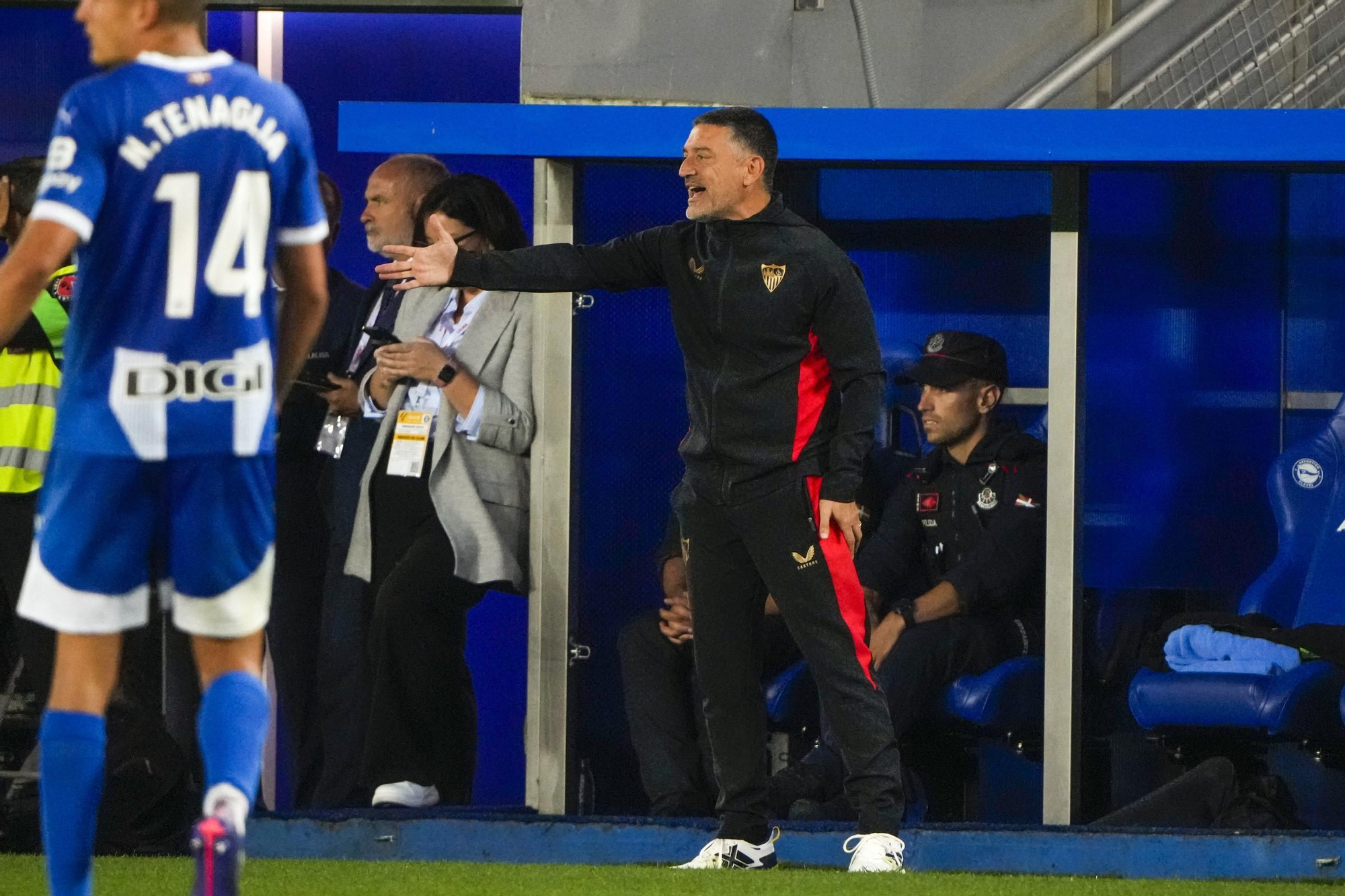 VITORIA-GASTEIZ, 20/09/2024.- El entrenador del Sevilla, Francisco Javier García Pimienta, da instrucciones a sus jugadores durante el partido de la jornada 6 de LaLiga EA Sports, entre el Deportivo Alavés y el Sevilla FC que se disputa este viernes, en el estadio de Mendizorrotza de Vitoria-Gasteiz. EFE/ Adrián Ruiz Hierro