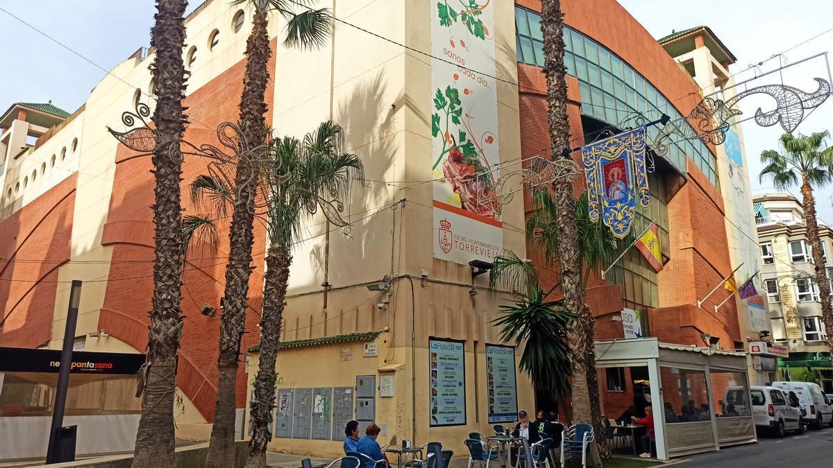 Edificio de La Plasa, en el que funciona el mercado de abastos en la planta baja