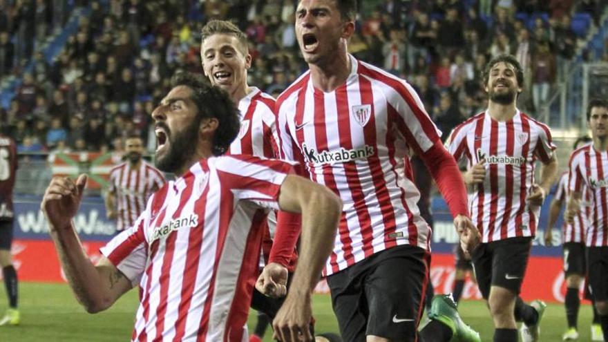 Raúl García celebra su gol ante el Eibar.