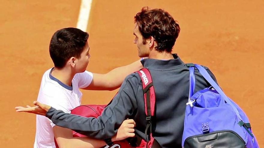 Federer se queja mientras el joven intenta realizar un &quot;selfie&quot;.