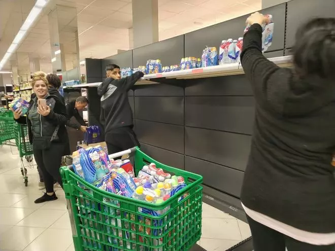 FOTOGALERÍA | Los placentinos arrasan con el agua embotellada en los supermercados