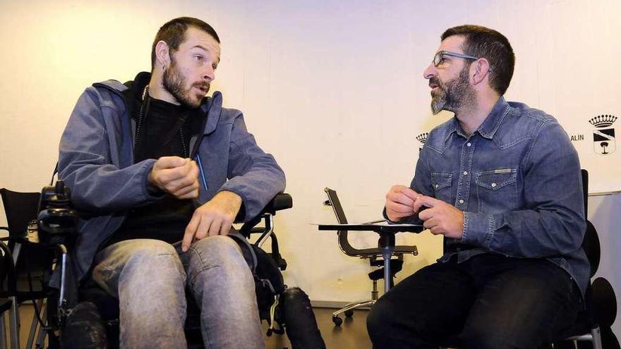 Álex Ferradás y Francisco Vilariño, ayer, durante su encuentro informativo. // Bernabé/Javier Lalín