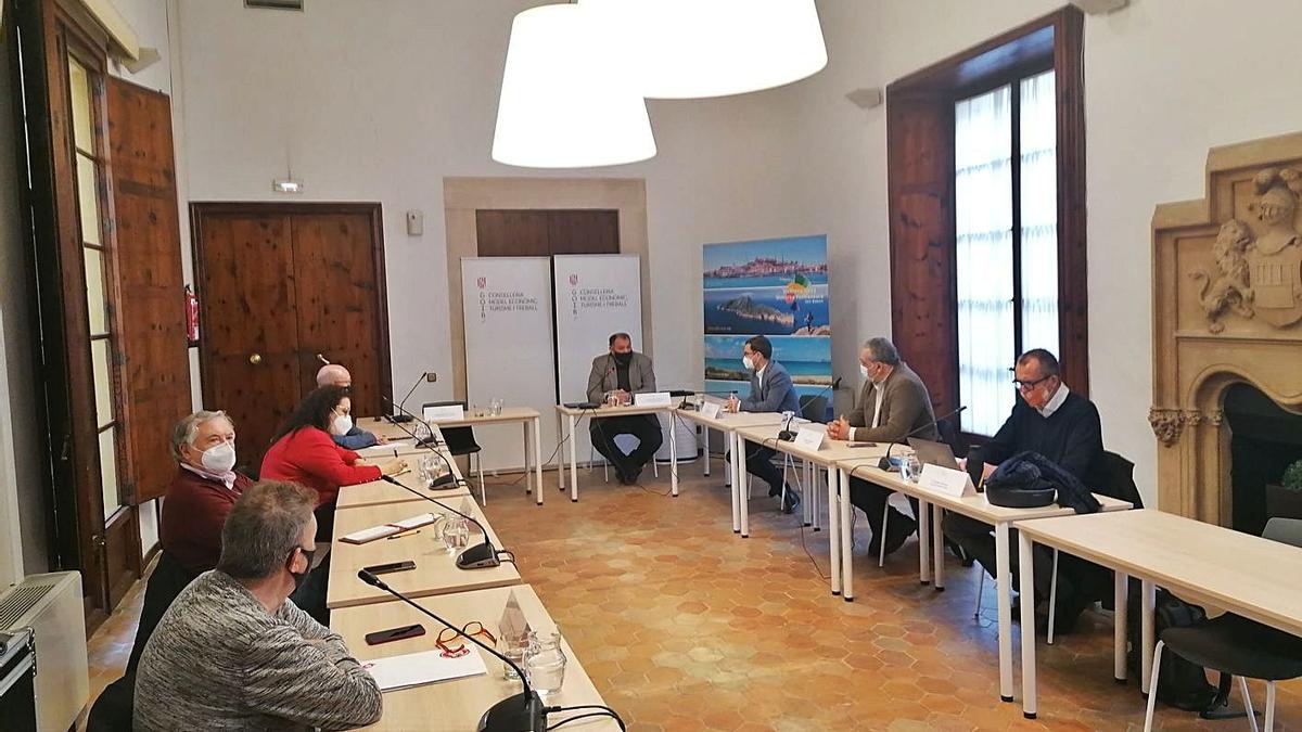 Reunión celebrada ayer en la conselleria de Turismo y Trabajo.