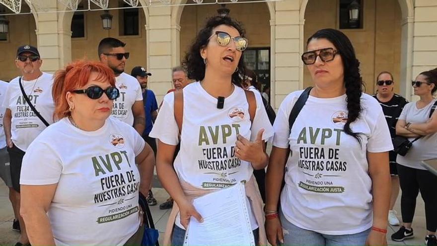 Protesta ante el Ayuntamiento de Alicante para permitir viviendas en suelo rústico