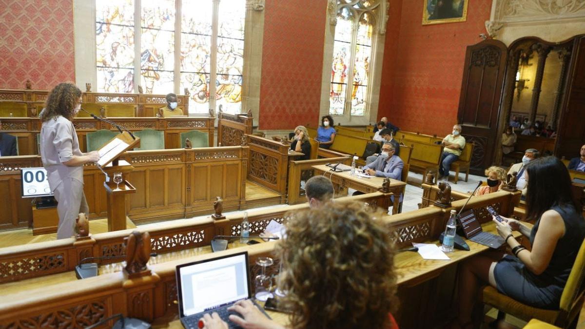 La presidenta del Consell, Catalina Cladera, durante su discurso de política general de hoy.