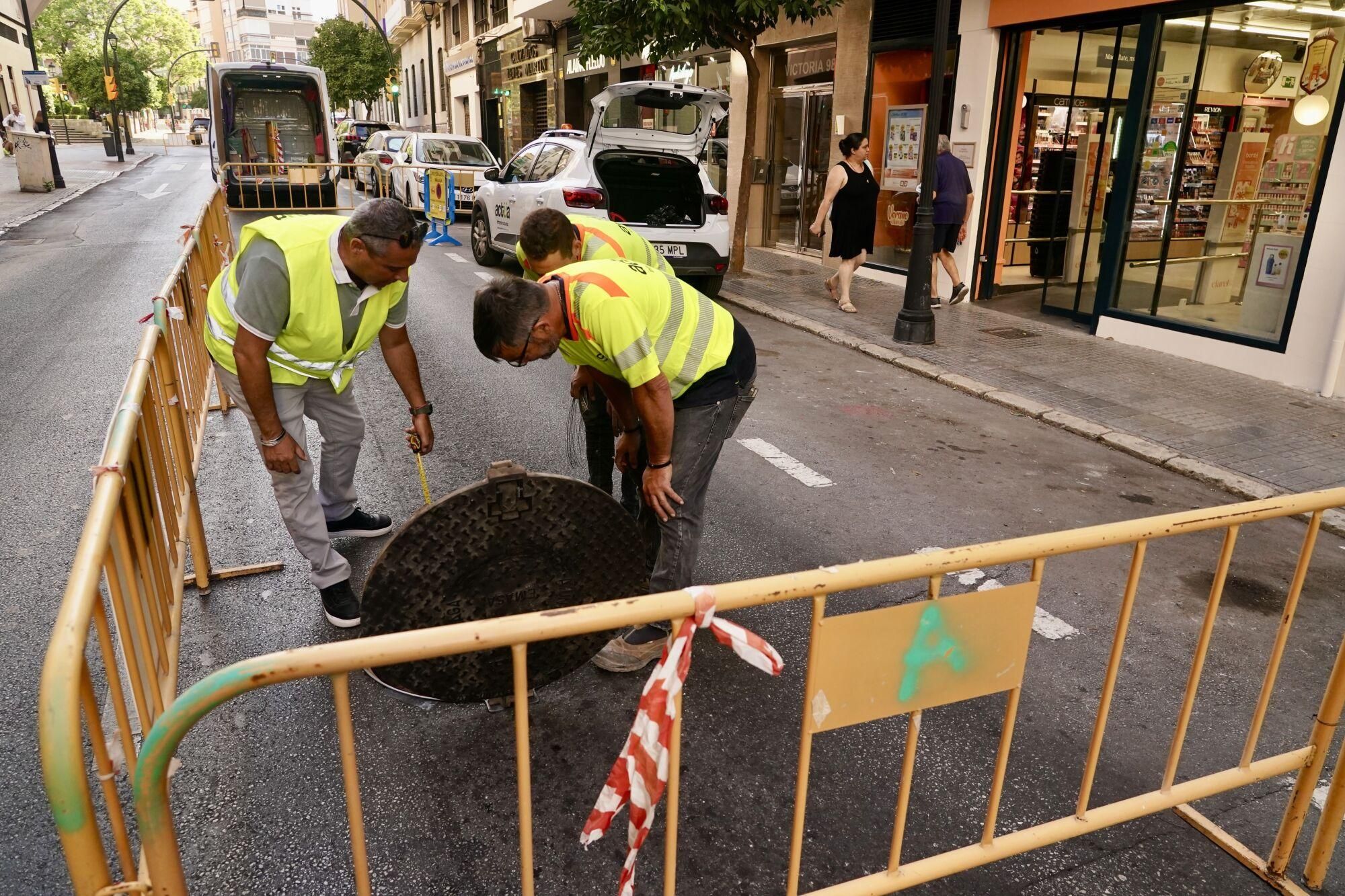 Vista de la calle de la Victoria, que permanecerá cerrada por mantenimiento en la red de saneamiento