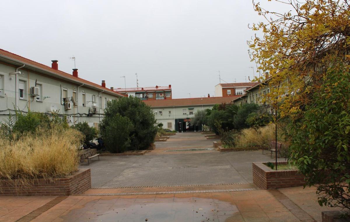 Imagen del patio central de la colonia, que durante décadas ha sido mantenido gracias, únicamente, a la labor y el esfuerzo económico de los vecinos.