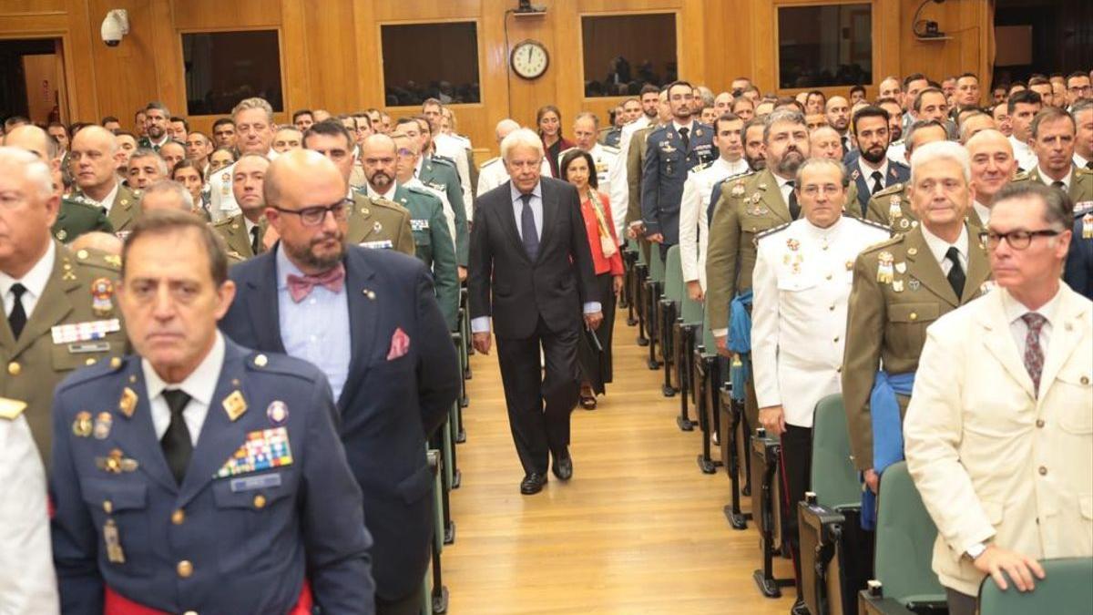 Felipe González entra en el aula magna del CESEDEN con la ministra de Defensa, Margarita Robles.