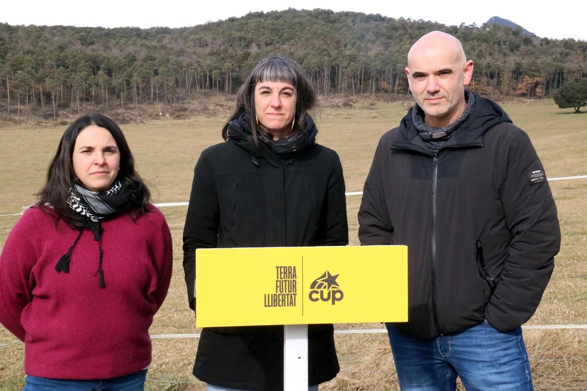 D'esquerra a dreta, Martina Marcet, portaveu de la plataforma Pla de Clarà Viu, Su Moreno, portaveu de la CUP, i Aleix Serra, militant de la CUP al Berguedà