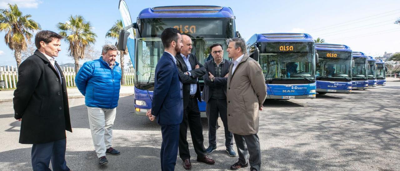 Javier Torres y Vicent Marí, en la presentación de los buses usados.