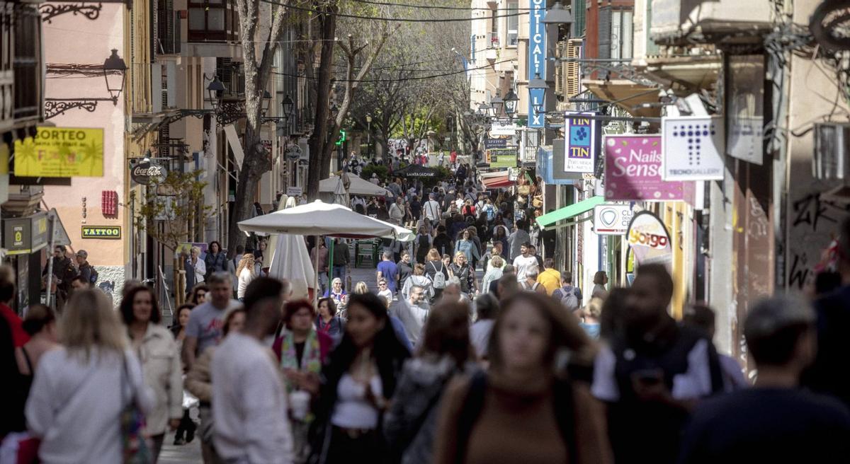 Auf der Einkaufsstraße  Son Oms in Palma. In der Stadt leben über 50.000 Lateinamerikaner, etliche von ihnen ohne gültige Aufenthaltsgenehmigung.