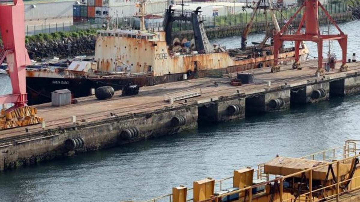 El pesquero “Santa Isabel”,en el muelle de San Enrique.