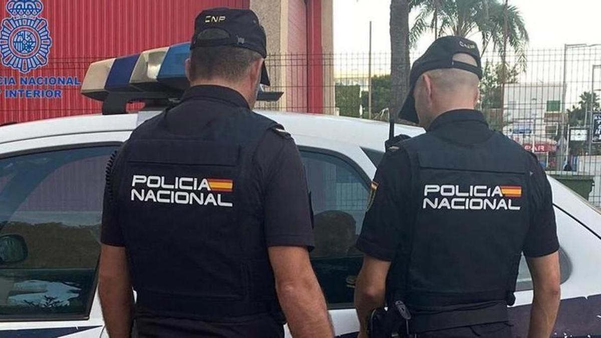 Dos agentes de la policía nacional.