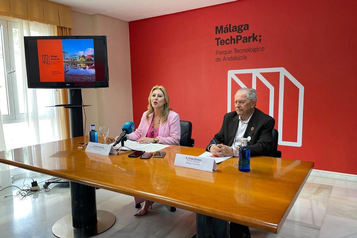 La consejera Carolina España, presidente del PTA, y el director general, Felipe Romera, este viernes en Málaga.