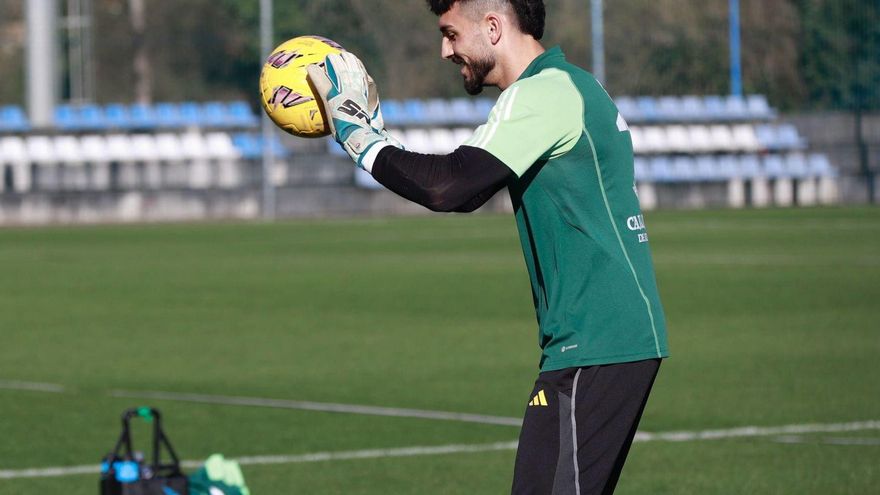 Una muralla que aviva las esperanzas: estos son los números de Leo Román en el Real Oviedo